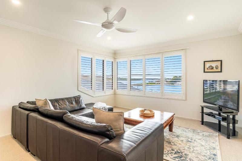 Nirvana Waters - Absolute Waterfront Escape with Private Pontoon & Pool - Holiday Yamba - image 10