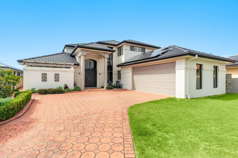 Nirvana Waters - Absolute Waterfront Escape with Private Pontoon & Pool - Holiday Yamba - image 9