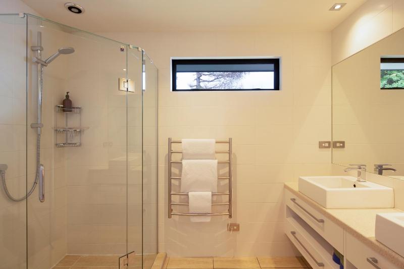 QT Paradise: Panoramic Views & Elegant Comfort - image 23