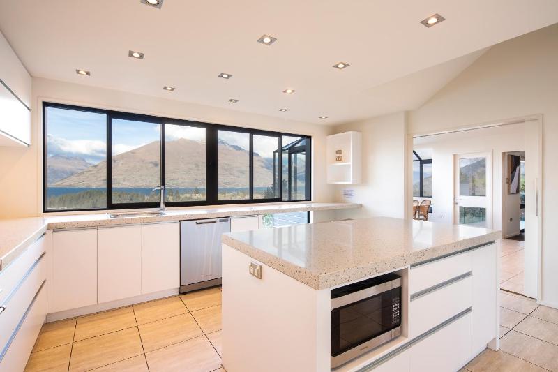 QT Paradise: Panoramic Views & Elegant Comfort - image 29