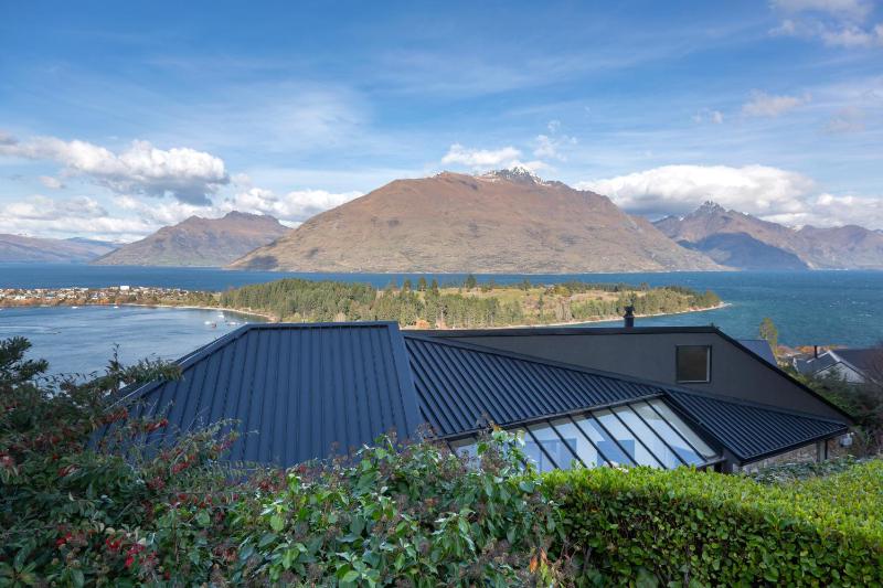 QT Paradise: Panoramic Views & Elegant Comfort - image 27