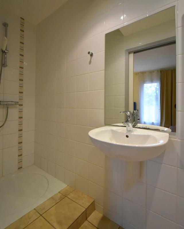 Standard Double Room image 3