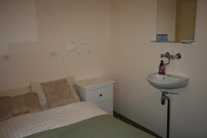 Single Room with Shared Bathroom image 3