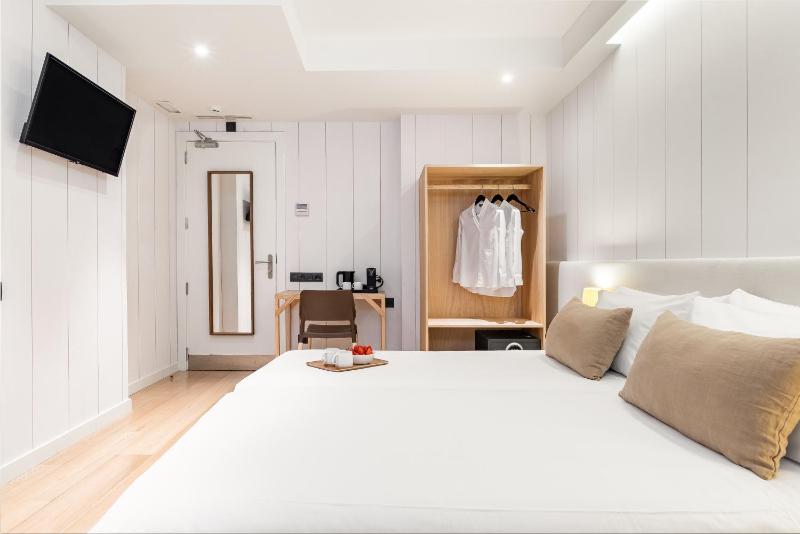 Double or Twin Room image 4