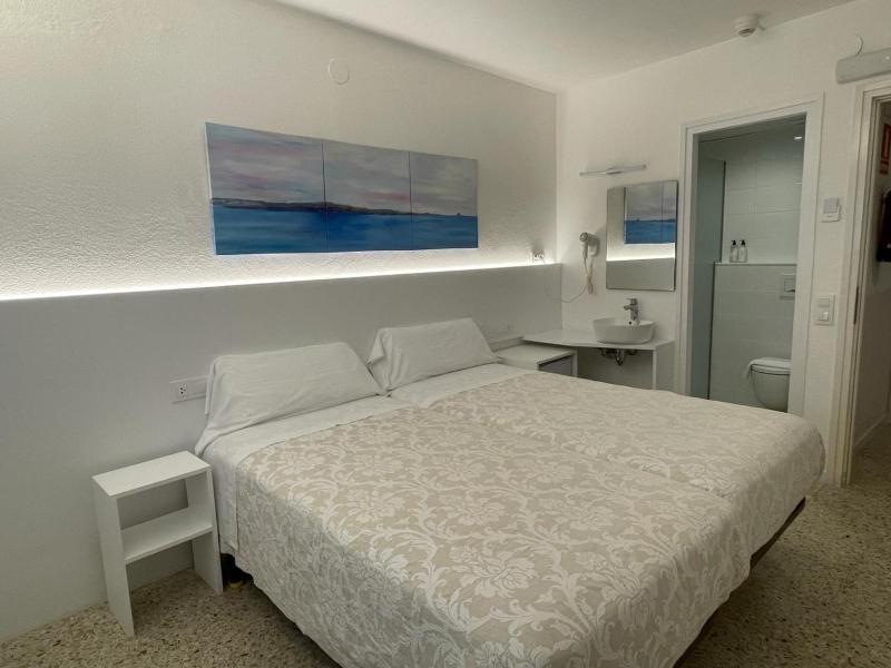 Standard Twin Room image 4