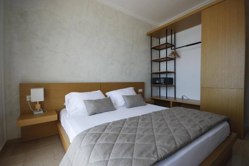 Double Room with Balcony and Sea View image 1