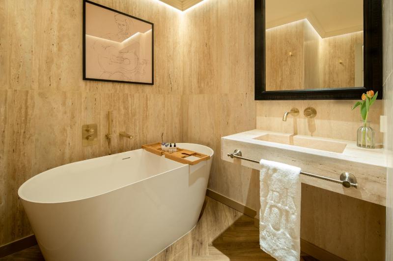 Premium Double Room with Bath image 4