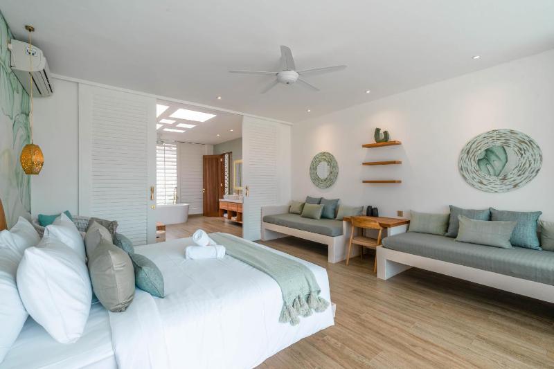 Vida and Vola - Majestic Coastal Retreat in Canggu - image 31