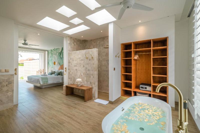 Vida and Vola - Majestic Coastal Retreat in Canggu - image 24