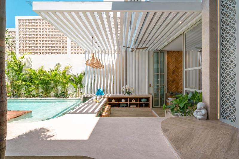 Vida and Vola - Majestic Coastal Retreat in Canggu - image 16