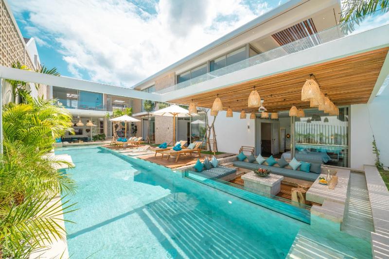 Vida and Vola - Majestic Coastal Retreat in Canggu - image 3