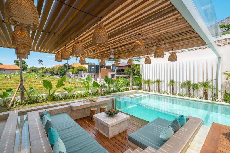 Vida and Vola - Majestic Coastal Retreat in Canggu - image 10