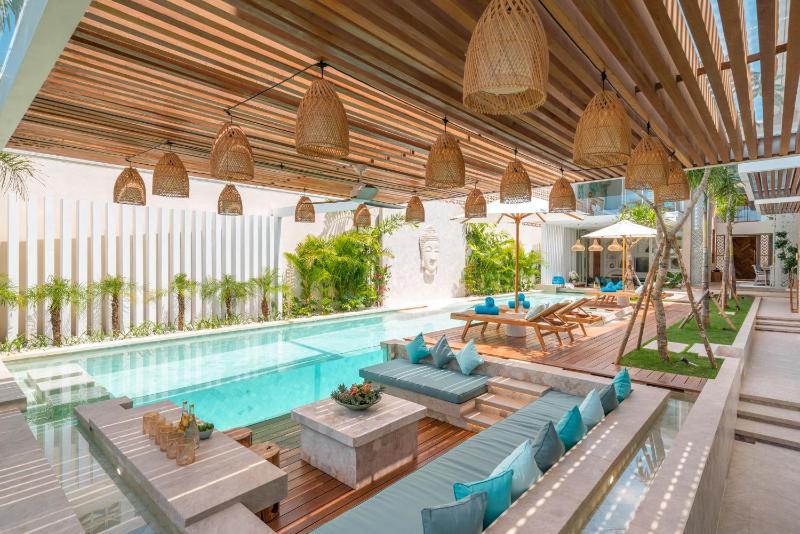 Vida and Vola - Majestic Coastal Retreat in Canggu - image 18
