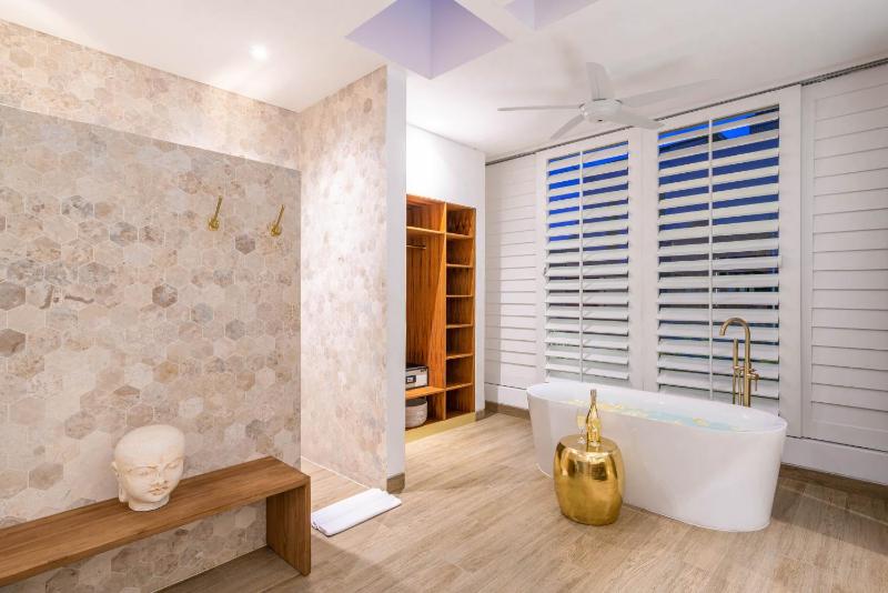 Vida and Vola - Majestic Coastal Retreat in Canggu - image 38
