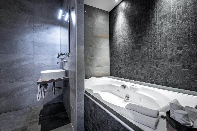 Deluxe Double Room with Jacuzzi Bathtub image 1