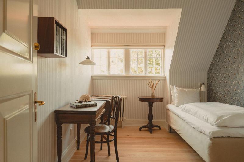 Single Room with Shared Bathroom - Main Building image 3