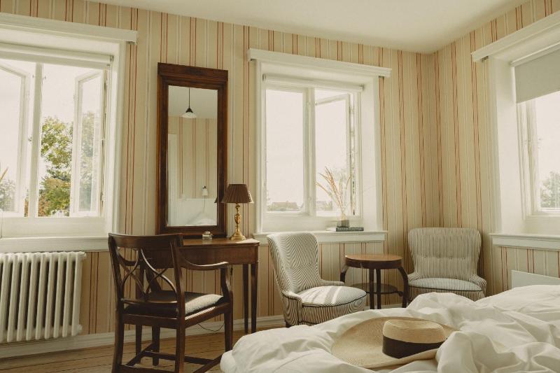 Double or Twin Room with Shared Bathroom - Main Building image 4