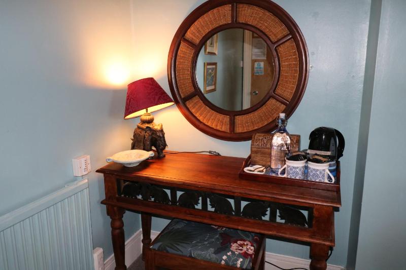 Standard King Room image 2