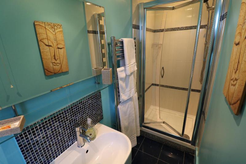 Standard King Room image 3
