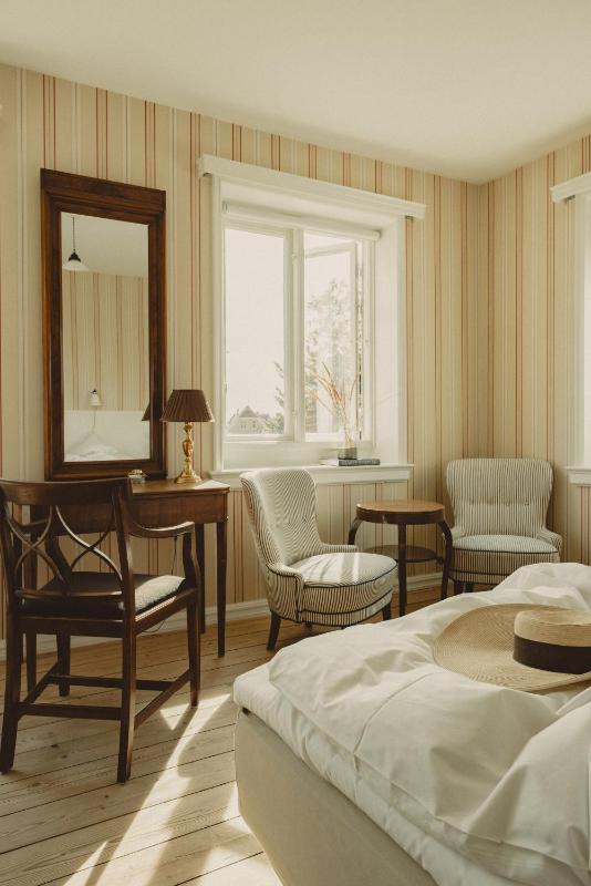 Double or Twin Room with Shared Bathroom - Main Building image 1