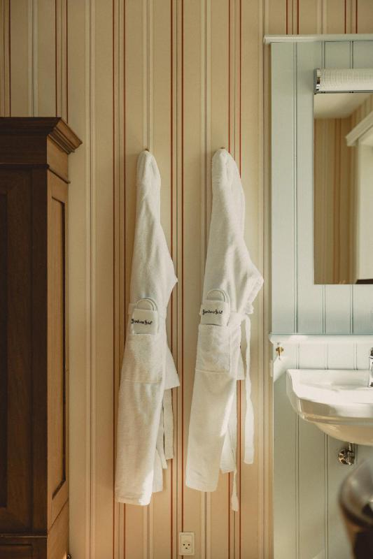 Single Room with Shared Bathroom - Main Building image 1
