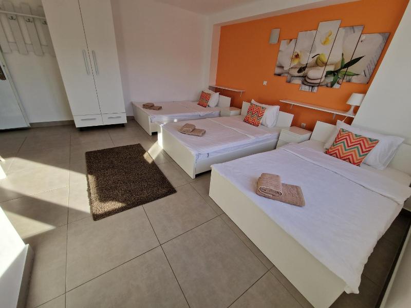 Standard Triple Room image 2