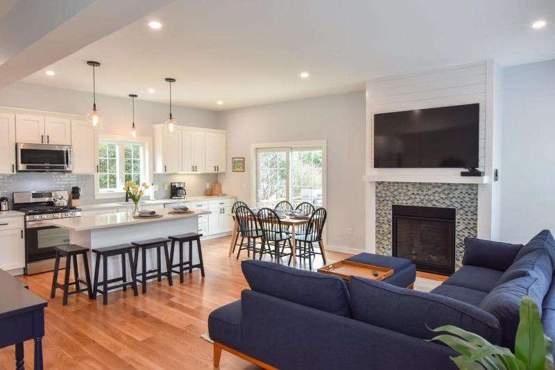 18825 - FULLY Renovated w Open Concept Newly Constructed Deck Less Than 1 Mile to Beach Images