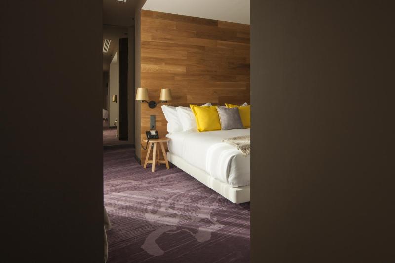 Deluxe Queen Suite with Balcony image 3