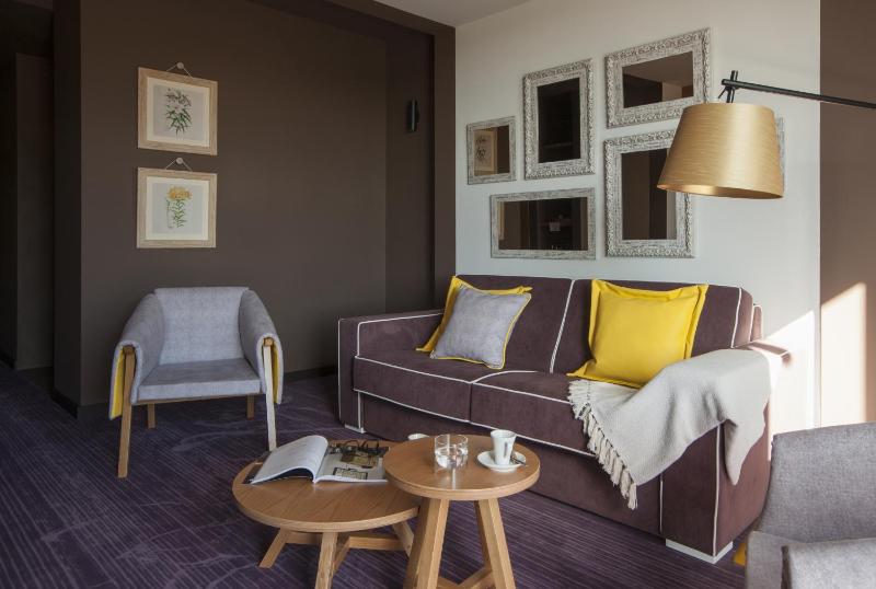 Deluxe Queen Suite with Balcony image 2