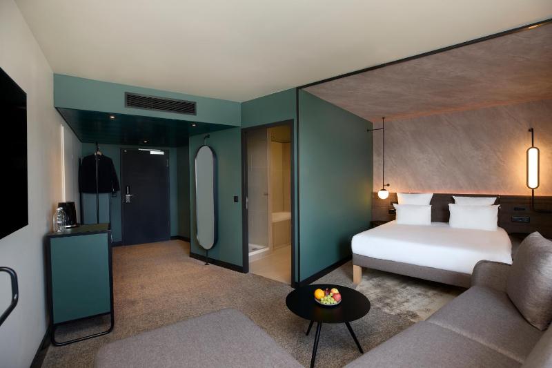 Junior Suite with One Queen Bed and Sofa image 4