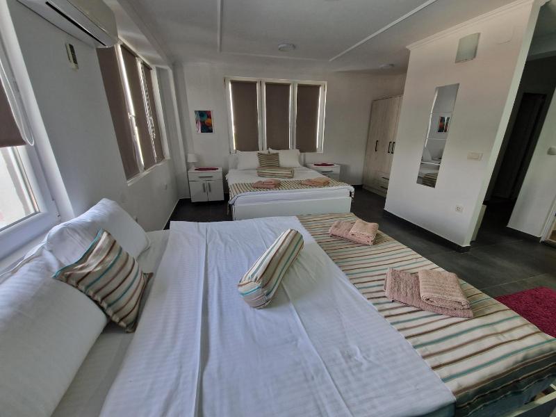 Deluxe Quadruple Room image 3