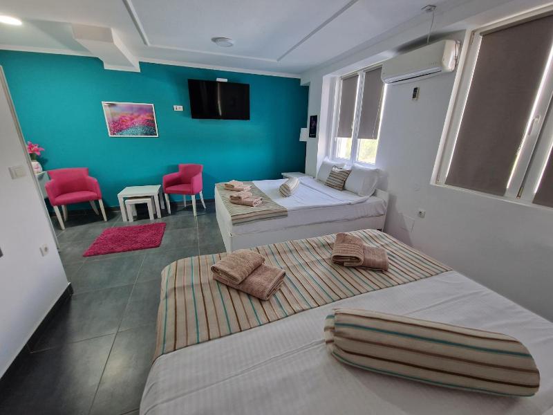 Deluxe Quadruple Room image 2
