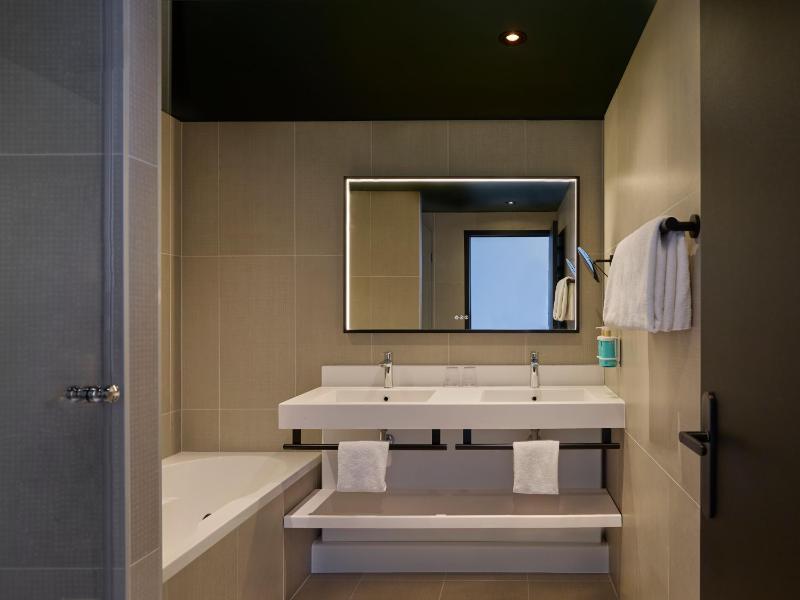 Junior Suite with One Queen Bed and Sofa image 2