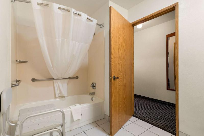 Queen Room - Disability Access/Non-Smoking image 2