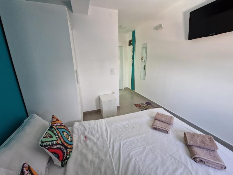 Double Room with Pool View image 2