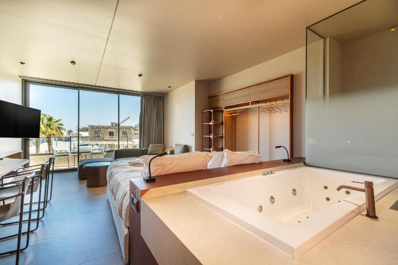 Suite with Spa Bath image 4