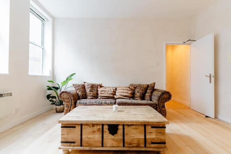 Central One Bedroom flat in Corn Street Images