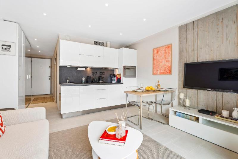 Downtown Cannes Modern 1-Br Apartment - image 18