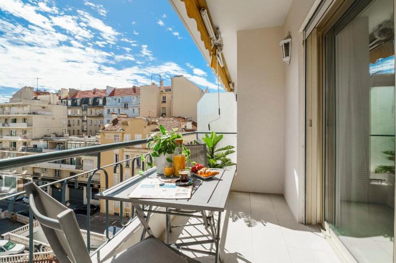 Downtown Cannes Modern 1-Br Apartment - image 6