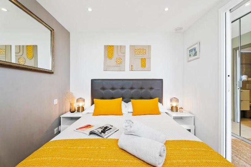 Downtown Cannes Modern 1-Br Apartment - image 9