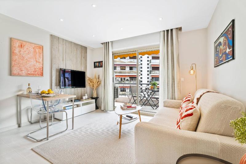 Downtown Cannes Modern 1-Br Apartment - image 12
