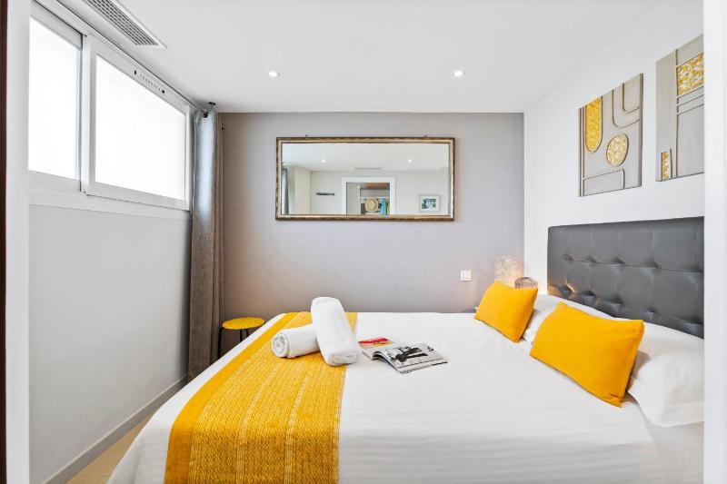 Downtown Cannes Modern 1-Br Apartment - image 4