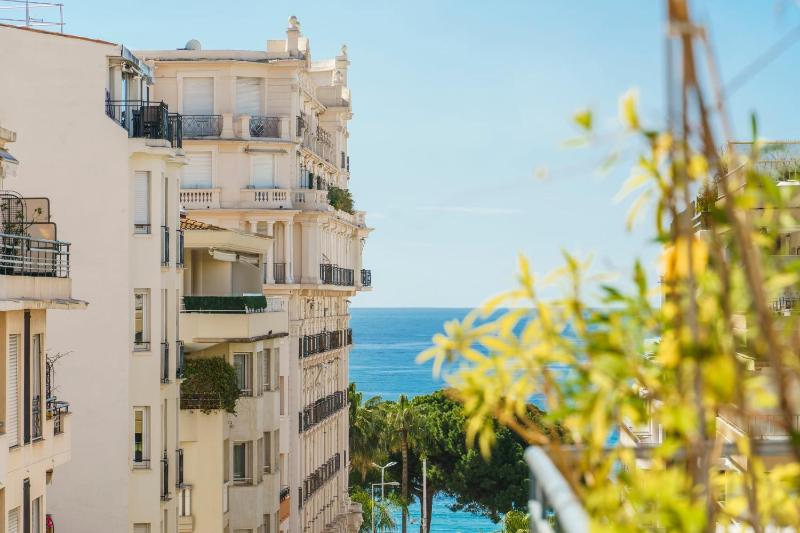 Downtown Cannes Modern 1-Br Apartment - image 19
