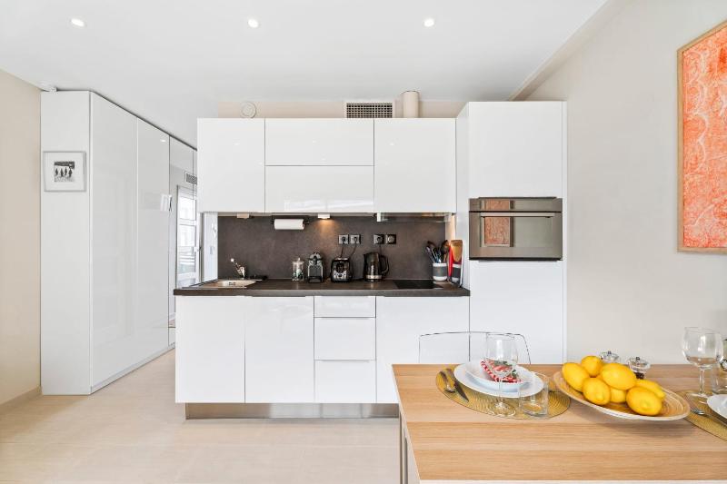 Downtown Cannes Modern 1-Br Apartment - image 14