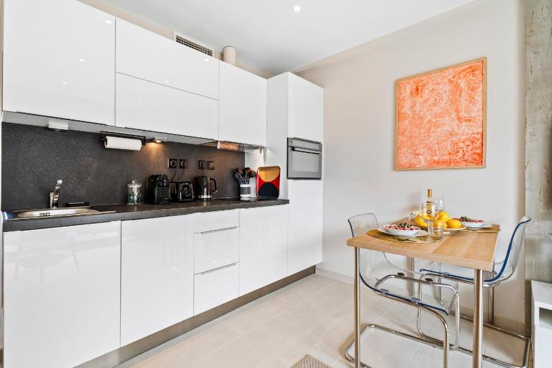 Downtown Cannes Modern 1-Br Apartment - image 5