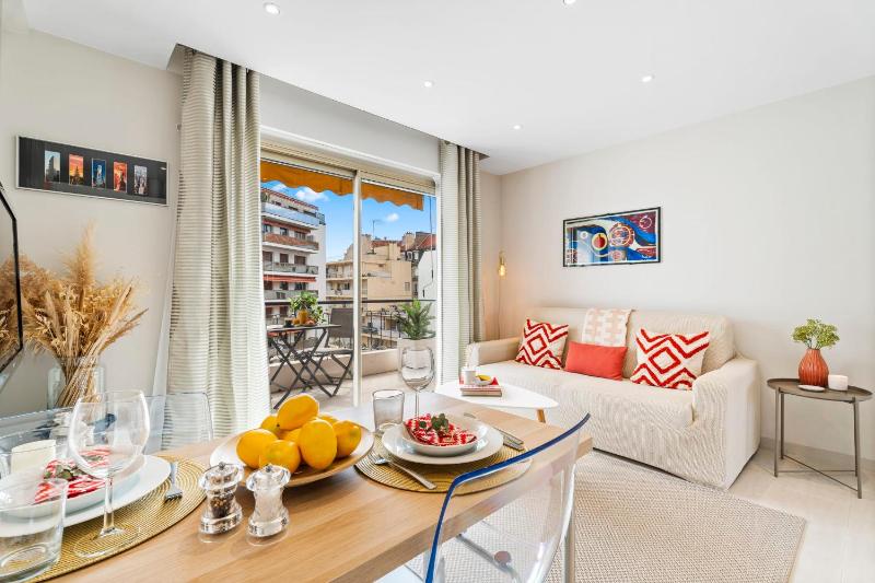 Downtown Cannes Modern 1-Br Apartment - image 2