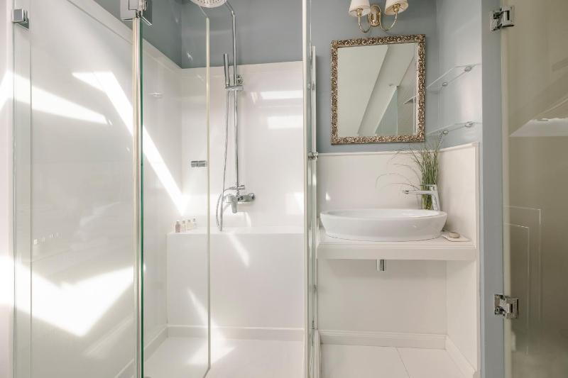 Signature Suite with Acropolis View image 4