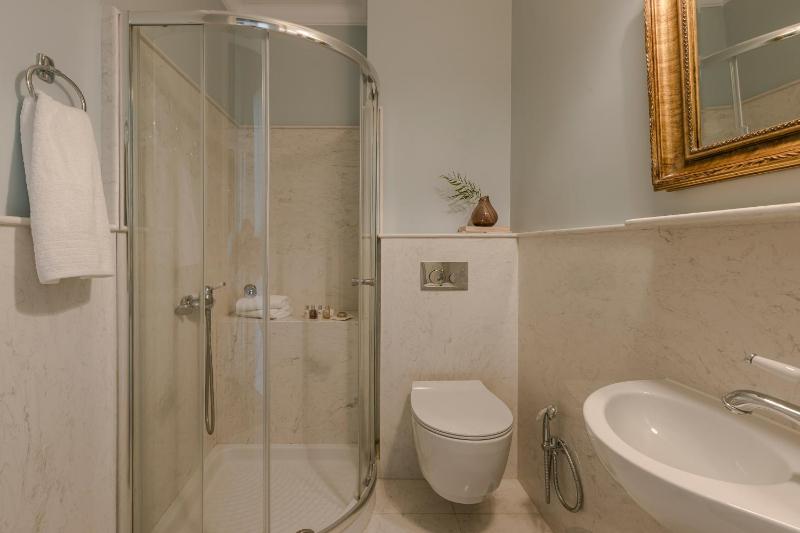 Friends & Family 2 bedroom 3 bathroom Suite image 4