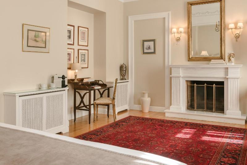 Friends & Family 2 bedroom 3 bathroom Suite image 2