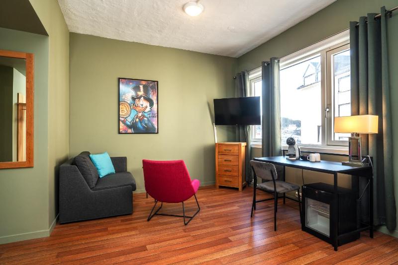 Family Room image 4